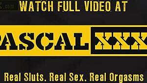 Stary facet wali potworem kutasem w ciasną cipkę młodej 18+ brytyjskiej blondynki na ostro