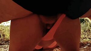 Съседката се измъква за тайно анално чукане в гората