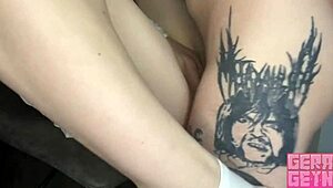 Gerageyn se zbudi za jutranji creampie v doggyju in mokro sesanje