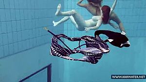 Катрин и Люси дразнят големи цици голи под вода на плаж басейн по-руски