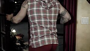 Vită fierbinte 18+ imploră pula grasă a tatălui vitreg pentru bătaie tabu