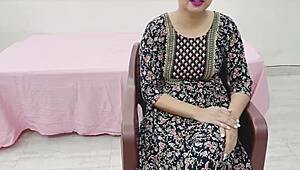 Секси индийска докторка дава мръсна лизалка после чука пациент по кучешки в болницата – сперма на путката