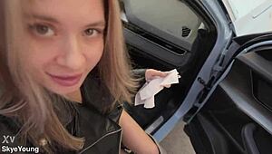 Skoczyła na mojego kutasa z ociekającą cipką zrzuciła gumkę i błaga o więcej pov sprośna jazda