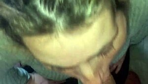 Аматьорска курва смуче дълбоко и гълта огромен кум фейшъл