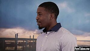 Секси блондинка тийн 18+ скача на пулсиращия голям черен кур за яко яздене