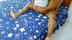 Ehemann bumst schlafende indische Schlampe Bhabhi Schwägerin im geteilten Bett