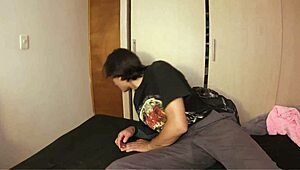 Миньонка подарък за рожден ден в поли подготвя за тройка с огромен хуй на приятеля на леглото