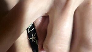 Вдигаща се сланичка мацка пръсти разтворената си мокра путка с мръсни приказки и оргазъм