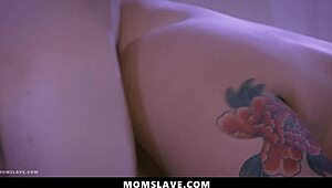 Mamă vitregă și mătușă vitregă îl ispitește pe flăcău să le fută în stil câine pe ascuns