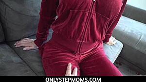 Големи цици милф Долчи коленичи смуче стъпсъновия чудо хуй той го харесва