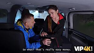 bin joggen und lande beim Ficken der perfekten Brünetten, Cuckold-Freund guckt im Auto zu