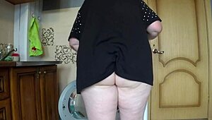 Скрита камера под полата на зряла блондинка съпруга хваща тлъста сочна косmata путка отблизо