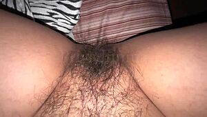 Vroča indijska teta razkazuje ogromne naravne joške in divjo kosmato pičko od blizu