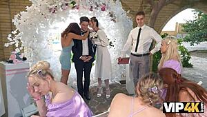 Булка в сватбена рокля взима анал кремпай на открито докато мъжът гледа 👰💒🍑💦