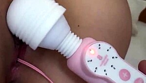 Verdammt, diese skinny japanische 18+ mit enger Fotze kriegt double Creampie in uncensored MMF-Dreier 😲🔥