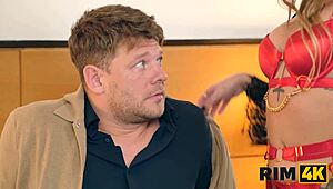 Ще устои ли горещата татуирана съпруга на токчета на фетиша за лижане на дупе с голям кур на рождения си?