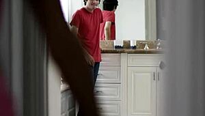 Eliza Ibarra хваща грешните очила и се гмурка в горещ душов трах с големите си естествени цици, които подскачат