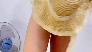 Уф, разопаковам стегнатата си азиатска путка отблизо в спалнята по време на тренировка