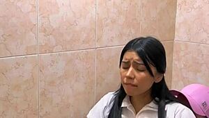 горещи тънки латинки студентки хванати да чукат сурово в училищна тоалетна