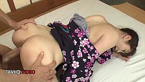 Уау секси азиатка Котоне започва тройка с горещ минет и луди игри с дупето милф екшън!