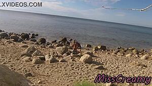 Fremde erwischen Ehefrau beim Wichsen und Ficken meines Big Cock am Nudistenstrand - Echtes Amateure French Misscreamy