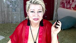 Зряла уебкам курва aimeeparadise превръща мастурбацията в чист оргазъмен изкуство