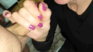 amateur housewife slurps cum from blowbang facial swapping mouthfuls sloppy