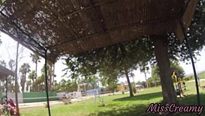 Показах стегната кур на стептатко в публичен парк докато го опипвам гол