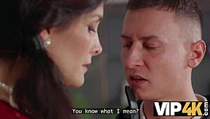 Суха милф кугара в чорапи поема чудовищния кур на съседа