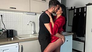 Тази уморена съпруга се връща и жадува хуй, гълта гъста сперма