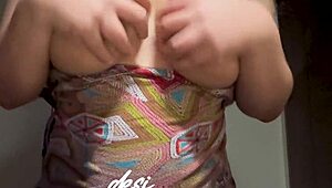 Sexy indische Studentin schüttelt ihre riesigen natürlichen Titten live vor Cam