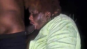 Полнощна разходка по плажа разпалва лудо желание - SSBBW непозната смуче BBC жадно