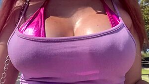 Аз съм Артемисия, тая гореща италианска милфа се разхождам навън и сваля големите си цици на близо