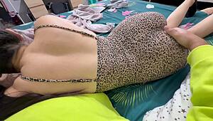 Meine indische Big-Ass-Frau bläst meinen kleinen 18+ Schwanz ab ich spritze in ihren Mund dann wackelt der fette Arsch