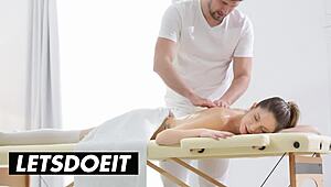 Η Ρεμπέκα Βολπέτι παίρνει λαδωμένο μασάζ που γίνεται καυτή καβάλα και χύσιμο στον κώλο