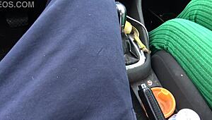 Голямотиткова френска мащеха мачка хуя на стъпсина в кола по време на табу аматорска возия