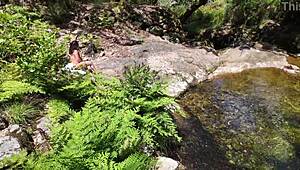 Лов за 18+ милф с форми брюнетка на плажа завършва с публично грубо чукане на путка изненада 🌿🍑