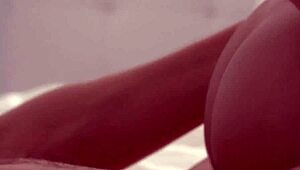 Искаш ли да видиш горещата масажистка Паула Шай как язди чудовищния кур на клиента в горещия спа?