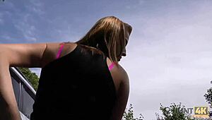 Hunt4k купува стегната путка на 18+ момиче от магазина за пари