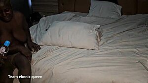 Големите устни на путката на Belinda кремпай след вибратор и яздене на огромен кур