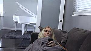 Гореща стойсестра хваната да си пръсти путката а?