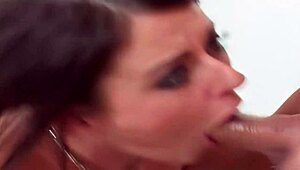 Милф в бяло лингери се чука жестоко от жеребец с чудовищен хуй