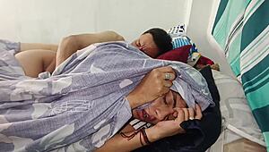 Перверзният старец стъптатко се промъква в леглото на стъпчелата за кремпай чукане на путката и сквирт