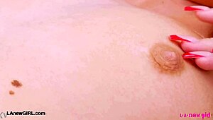 18+ блондинка модел дразни татко с тясното си секси тяло на фотосесия