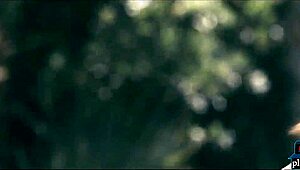 Zierliche 18+ Nachbarin nimmt Nachbars Riesen-Schwanz doggy gebückt