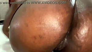 Jeune Latina rasée sucrée chevauche cowgirl levrette sur monstre bite noire africaine