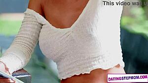 Macocha milf Shalina Devine rżnie się przed randką