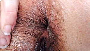 Überraschungs-Arschfick für Stiefmutter, sie schreit laut beim Creampie in behaarte reife Fotze