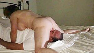 Погълни тая GILF путка докато пръсне в сквирт