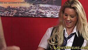 Želiš da vidiš obučenu dominu kako ponižava CFNM roba u uniformi iz komšiluka?